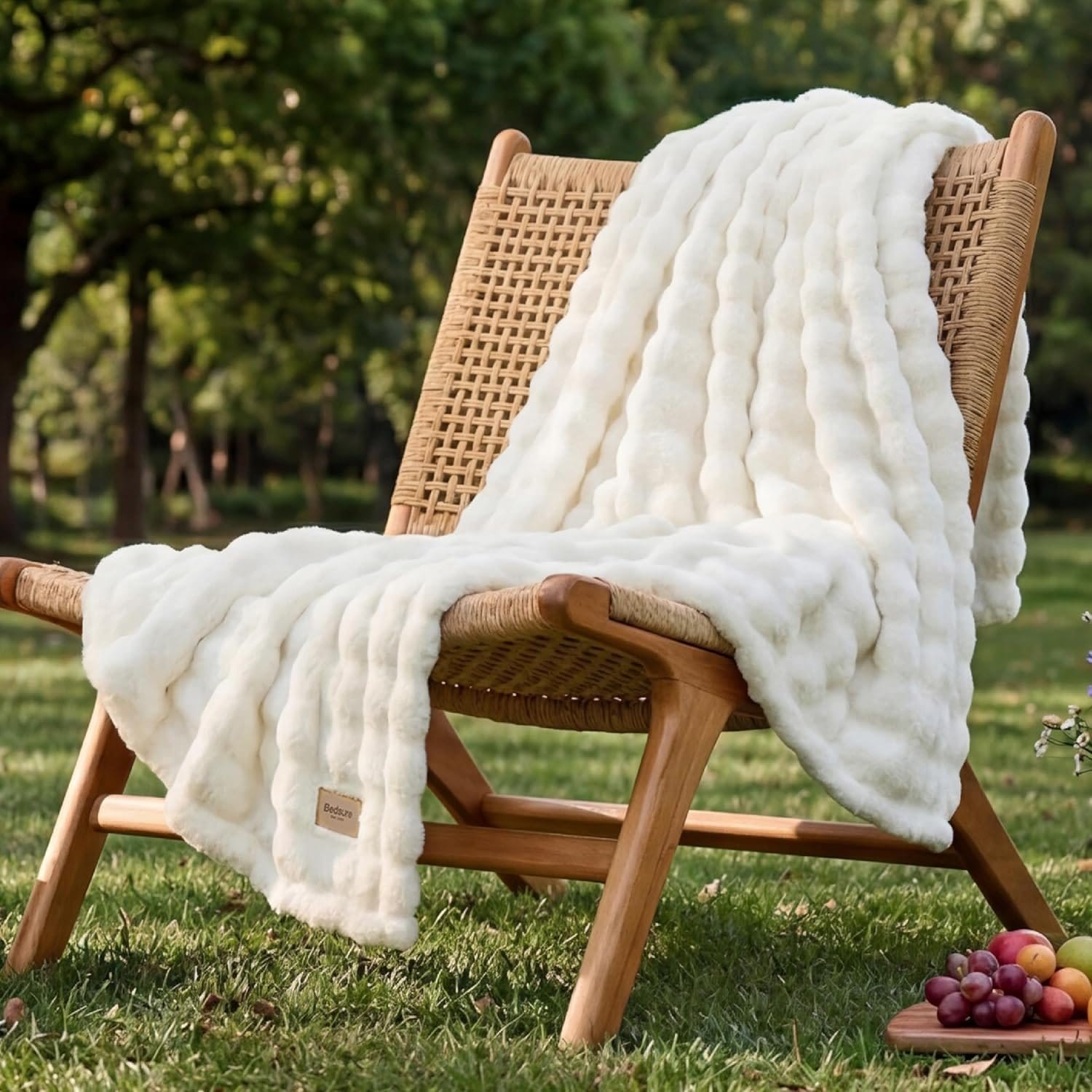 kleinen tisch für küche Kleiner, runder Esstisch mit … – Bild kaufen – 11135014 ❘ living4media Größe:30*50 cm Kissenbezug (Sonnenfüllung) main image 0